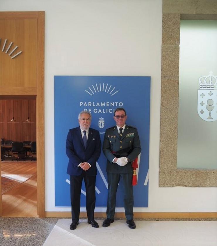 O presidente do Parlamento de Galicia, Miguel Ángel Santalices, recibiu este luns ao novo xefe da Garda Civil en Galicia, Miguel Ángel González Arias 