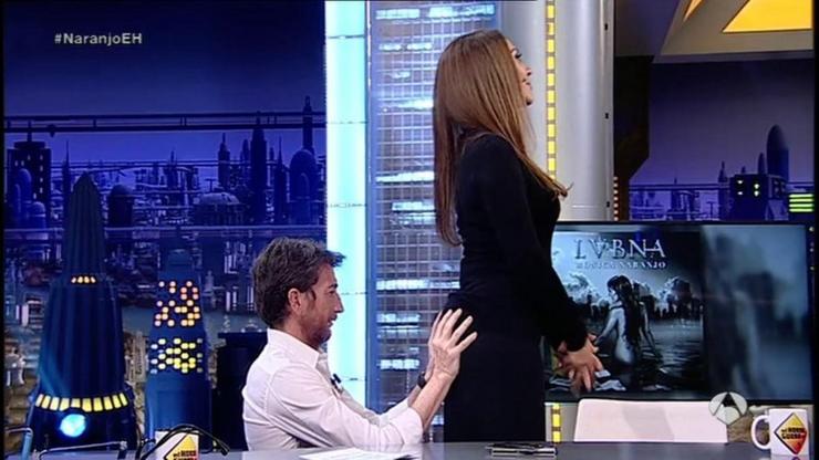 Pablo Motos agarra o traseiro de Mónica Naranjo 