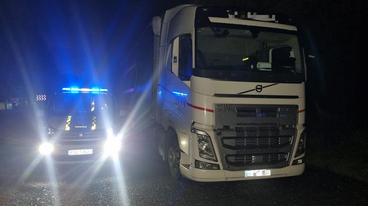 Coche da Garda Civil de tráfico xunto a un camión 