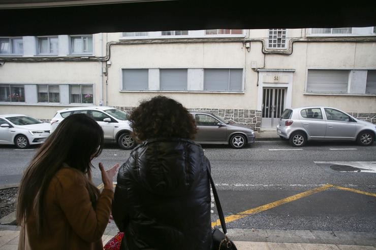 Dúas mulleres na rúa da vivenda onde acharon morta a puñaladas en Lugo a unha muller de 42 anos / Carlos Castro