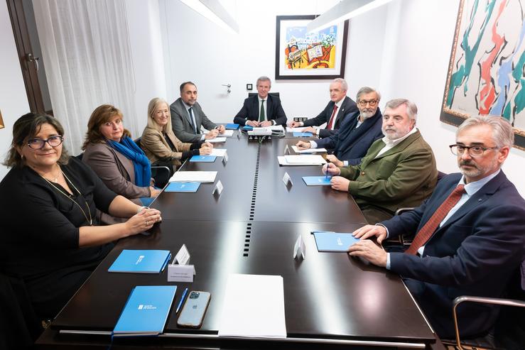 O presidente da Xunta, Alfonso Rueda, e o conselleiro de Sanidade, Julio García Comesaña, nunha reunión co Consello Galego de Colexios Médicos 