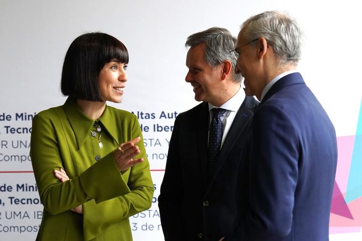 (I-D) A ministra de Ciencia, Diana Morant; o delegado do Goberno en Galicia, José Miñones e o vicepresidente primeiro da Xunta, Francisco Conde, en Santiago, no V Reunión Iberoamericana de altas autoridades de Ciencia, Tecnoloxía e Innovación. Álvaro Ballesteros - Europa Press / Europa Press