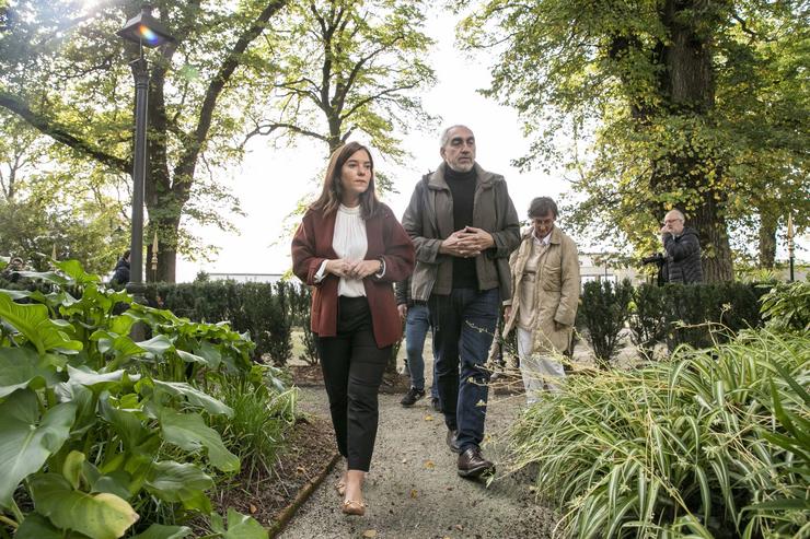 A alcaldesa da Coruña, Inés Rei, visita os xardíns de San Carlos. ANDY PEREZ 