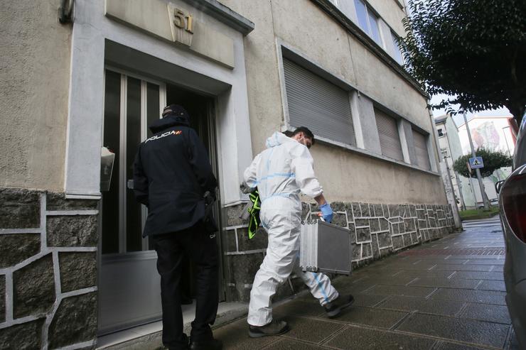 Dous axentes de Policía Nacional na porta da vivenda onde foi localizado o cadáver de Cristina Cabo.. Carlos Castro - Europa Press / Europa Press