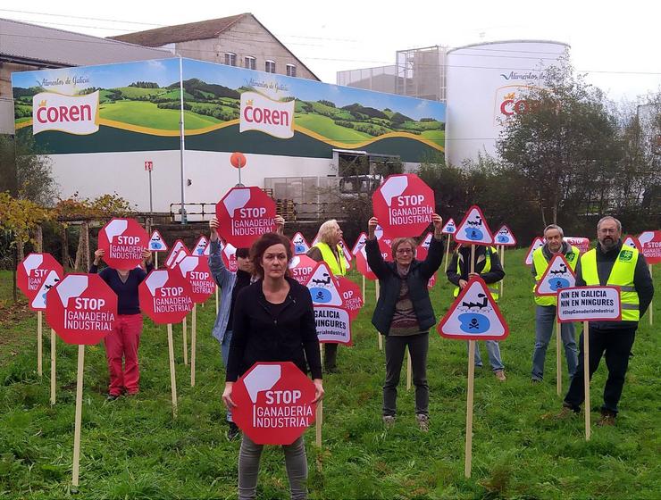 Sinais colocadas diante da fábrica de Coren, no Porriño, reclamando o fin da gandaría industrial