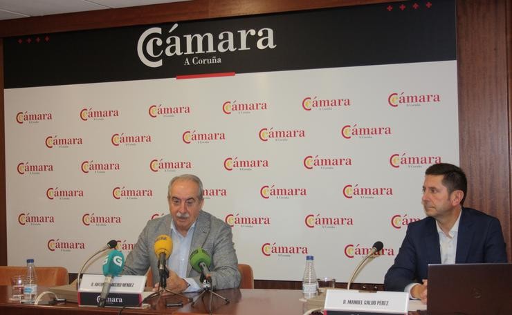 O presidente da Cámara de Comercio da Coruña, Antonio Couceiro, e o seu director xeral, Manuel Galdo, presentan o orzamento para 2023. OCTO 