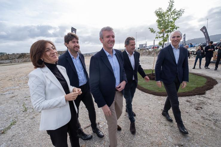O presidente da Xunta, Alfonso Rueda, acompañado dos conselleiros Francisco Conde e Anxos Vázquez, visita o proxecto da nova fábrica de Estrella Galicia. DAVID CABEZÓN 