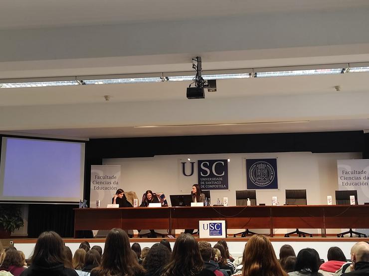 A delegada do reitor para a Igualdade da USC, Marta Pérez Pereiro; a decana da facultade de Ciencias da Educación, Mar Lorenzo;  e a directora do proxecto de investigación, Patricia Alonso Ruído,  na presentación dos darvos preliminares / Europa Press