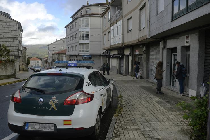 Un coche da Garda Civil aparcado na rúa Cardeal Quiroga, onde se produciron os disparos a un veciño, a 3 de novembro de 2022, en Maceda, Ourense 