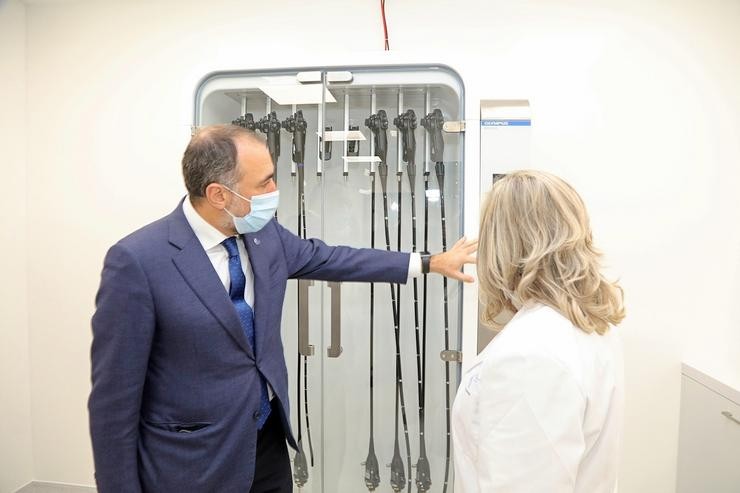 O conselleiro de Sanidade, Julio García Comesaña, visita o hospital comarcal de Barbanza 