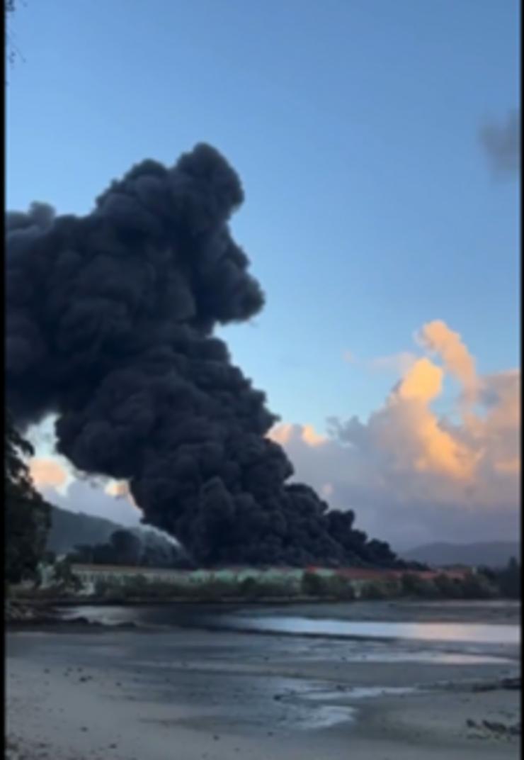 Incendio na fábrica de cerámica Pontesa - Twitter