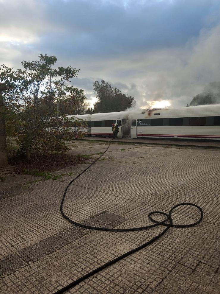 Manobras de extinción do incendio declarado nun dos coches do tren de Renfe / Europa Press