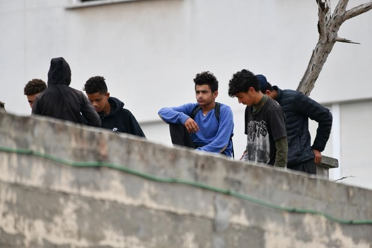 Varios menores migrantes, no tellado dunha nave industrial en Ceuta. Antonio Sempere - Europa Press - Arquivo