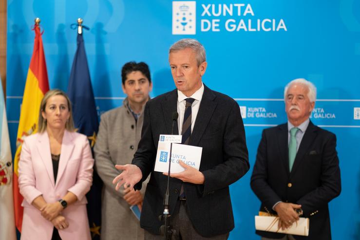 O presidente da Xunta, Alfonso Rueda, no medio. DAVID CABEZÓN @ XUNTA