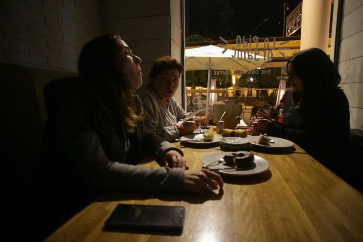Un restaurante queda ás escuras durante un apagamento como protesta polo recibo da luz, a 8 de novembro de 2022, en Lugo 