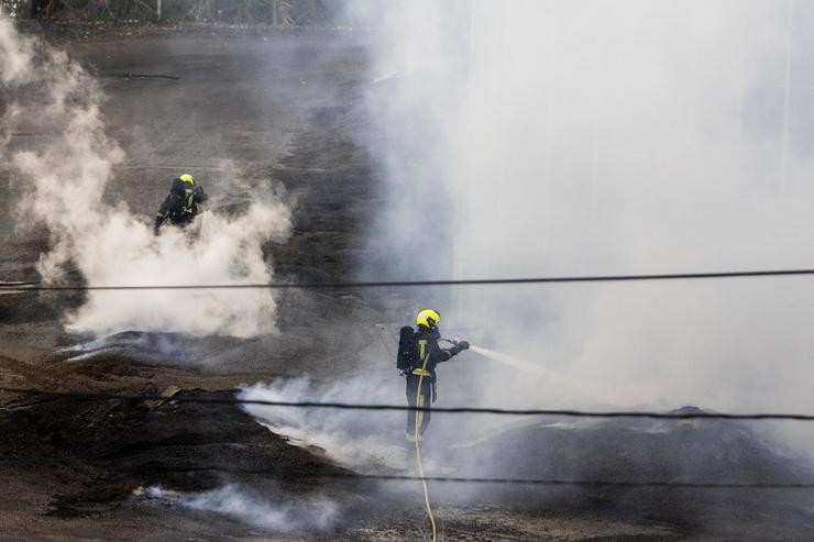 Dous bombeiros traballan na extinción dun lume / Europa Press