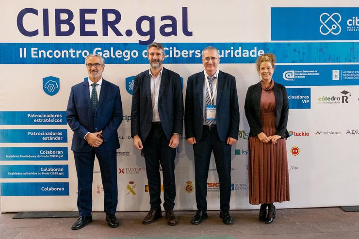 O director de Infraestruturas e Seguridade de Amtega, Adrián Lence, e presidente dá Federación Galega de Municipios e Provincias, Alberto Varela, xunto a outros profesionais do sector. XUNTA DE GALICIA 