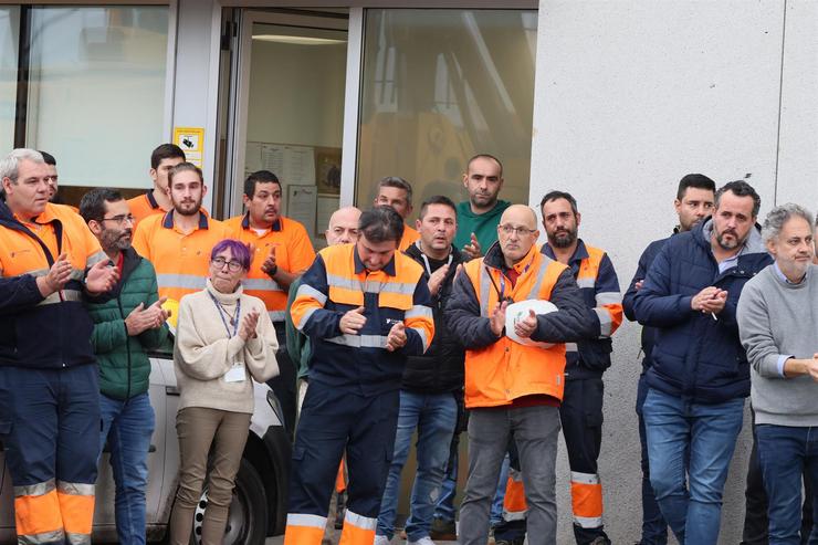 Os compañeiros de Benito González Dopazo gardan dous minutos de silencio ante as instalacións do Grupo Nogar no porto de Marín - BEA CÍSCAR