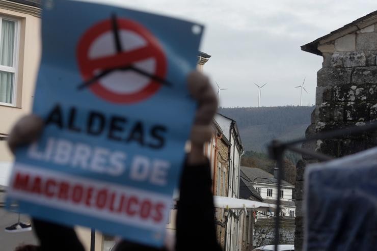 Varias persoas asisten á protesta convocada para loitar contra a invasión eólica nos montes galegos, a 11 de decembro de 2022, en Meira, Lugo, Galicia.. Carlos Castro - Europa Press 