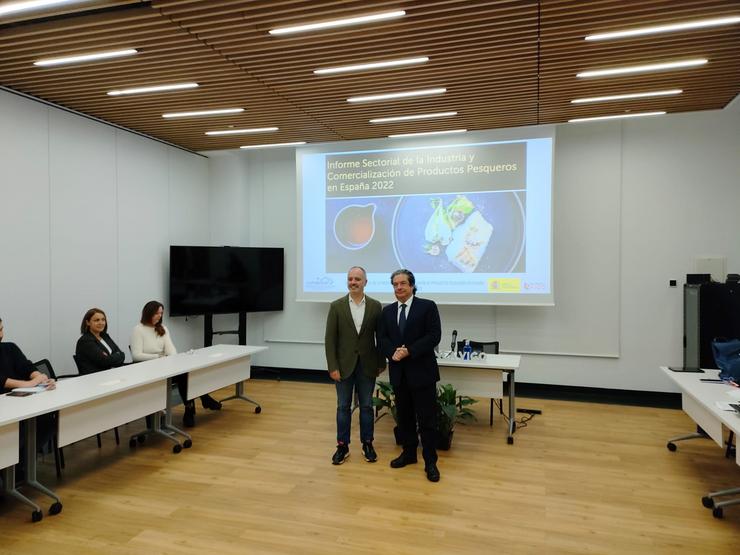 O presidente de Conxemar, Eloy García, e o delegado da Zona Franca de Vigo, David Regades, durante a presentación do Informe Sectorial da Industria e Comercialización de Produtos Pesqueiros en España 2022 / RODRIGO PAZ - EP