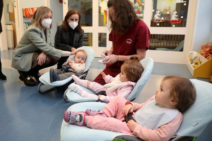 A conselleira de Política Social, Fabiola García, visita a escola infantil de Santa Comba 