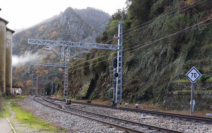 Vía de tren do servizo entre Ourense e Lugo / Adif
