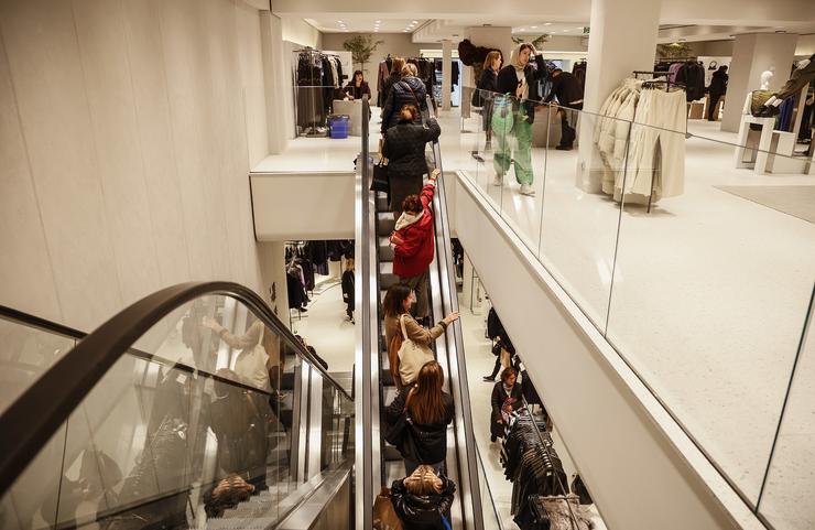 Varias persoas na escaleira mecánica da nova macrotienda de Zara no Boulevard Austria de València, a 2 de decembro de 2022, en Valencia / Rober Solsona