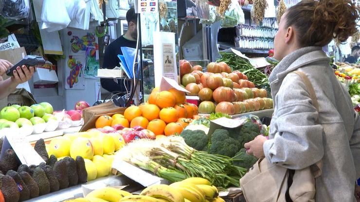 Clientes e vendedores nun mercado. 