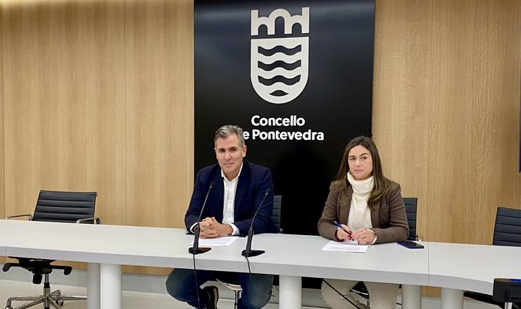 O portavoz do PP de Pontevedra e candidato á Alcaldía, Rafa Domínguez, xunto a Pepa Pardo na presentación da programación do Nadal 