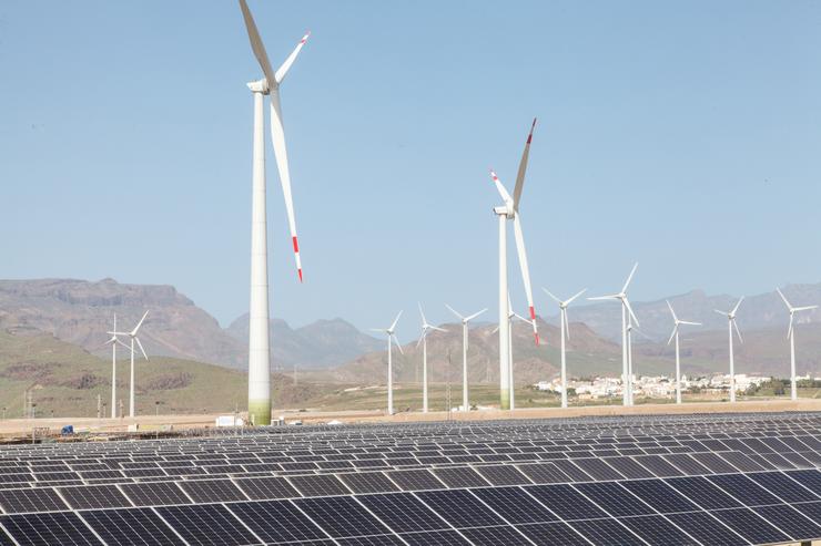 Aeroxeradores e paneis solares na inauguración do maior complexo de xeración de enerxías renovables de Canarias / Europa Press