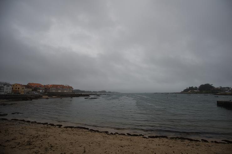 Vista xeral dunha das praias onde se atoparon restos de chapapote mesturados con algas, a 13 de decembro de 2022, en Illa de Arousa / Gustavo Paz