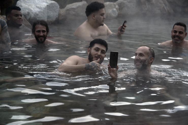 O alcalde de Ourense, Gonzalo Pérez Jácome, e o cantante Omar Montes nas piscinas termais de Outariz, en Ourense 