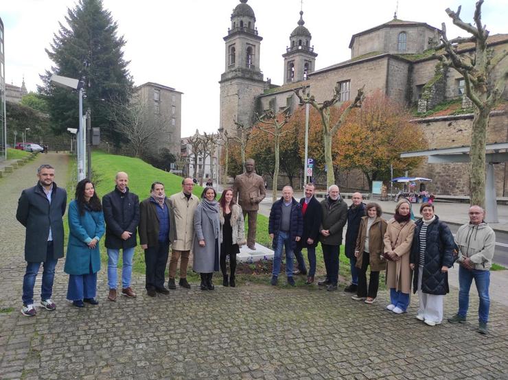 Inauguración da escultura en homenaxe ao escritor Anxel Casal, diante da biblioteca pública co seu nome, en Santiago de Compostela / Europa Press.