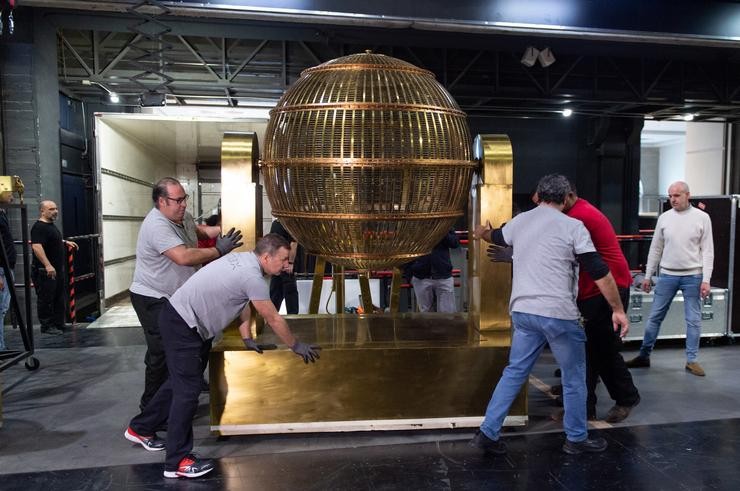 Persoal de mantemento despraza un dos bombos do Sorteo Extraordinario de Nadal no Teatro Real de Madrid 