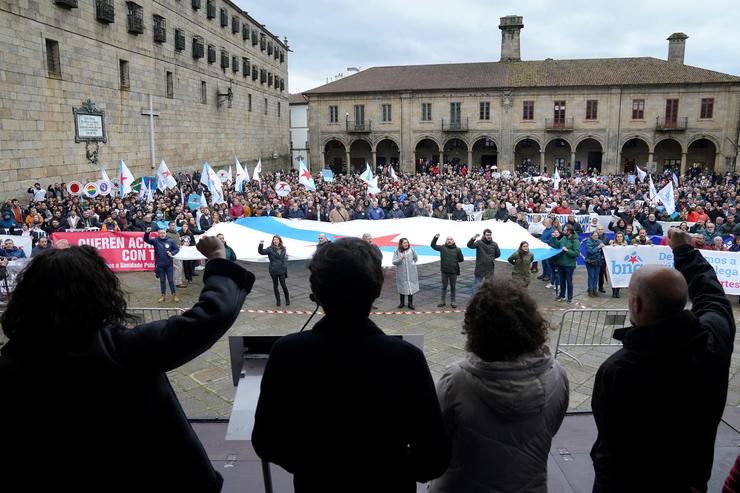 Varias persoas maniféstanse na protesta convocada polo seu partido contra a suba de prezos, na Praza da Quintana, a 18 de decembro de 2022, en Santiago de Compostela 