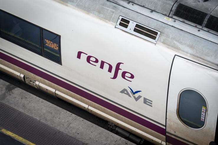 Un AVE de Renfe estacionado nunha das vías da estación Porta de Atocha 