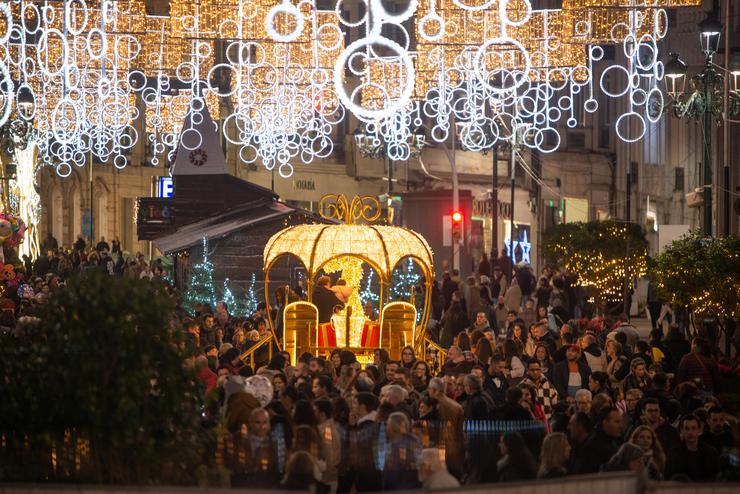 Varias persoas pasean polo centro da cidade de Vigo para gozar da iluminación do Nadal, a 17 de decembro de 2022 