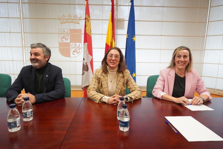 A conselleira de Infraestruturas e Mobilidade, Ethel Vázquez, coa conselleira de Mobilidade e Transformación Dixital de Castela e León, María González Corral, e co conselleiro de Medio Rural, e Cohesión Territorial de Asturias, Alejandro Calvo / Xunta