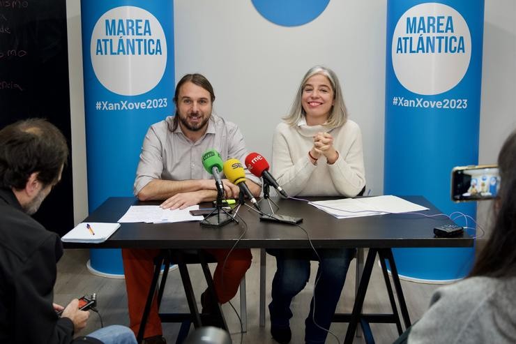 A portavoz da Marea Atlántica, María García, e o candidato á Alcaldía, Xan Xove, en rolda de prensa / Marea Atlántica