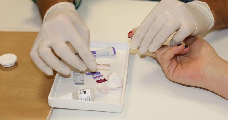 Realización dun test de detección da SIDA / Commons