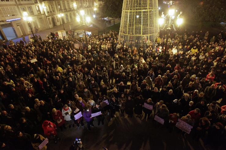 Máis dun milleiro de persoas concéntranse na Praza Maior de Lugo en memoria e recordo de Cristina Cabo Buján, asasinada / CARLOS CASTRO/EUROPA PRESS / Europa Press