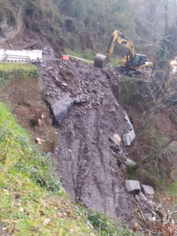 Caída de parte da estrada alternativa que a Xunta fixo tras afundirse a LU-651 entre Quiroga e Folgoso en marzo de 2021 / Caurel Vivo