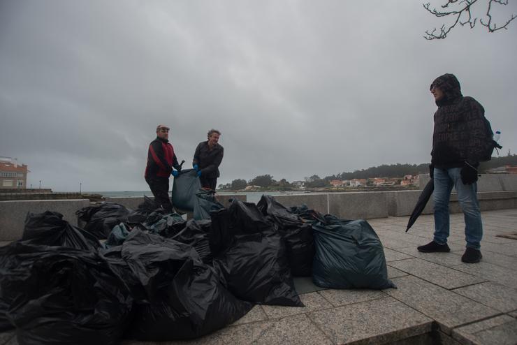 Varias bolsas cos restos de chapapote mesturados con algas recollidos nunha praia da Illa de Arousa, a 13 de decembro de 2022 / Gustavo de la Paz - Europa Press 