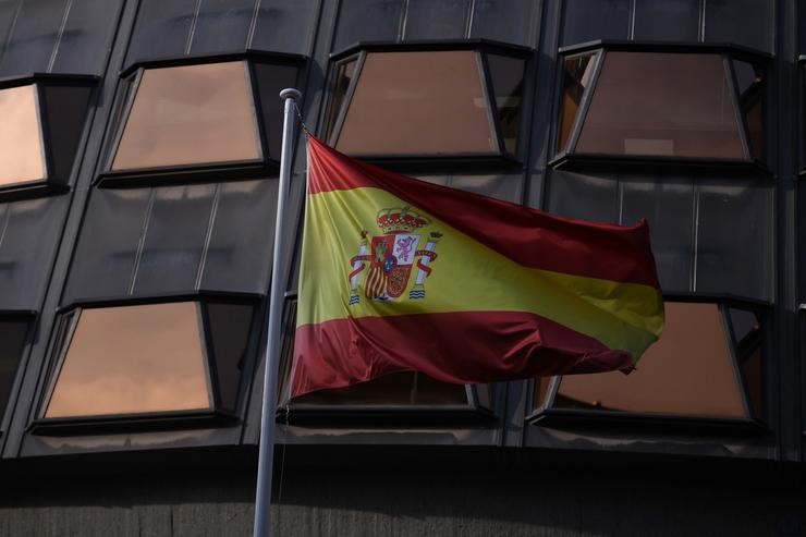 A bandeira de España fronte á sede do Tribunal Constitucional / Fernando Sánchez