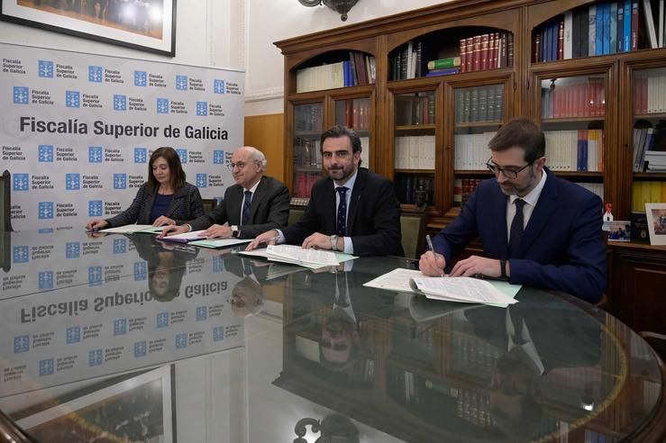 O vicepresidente segundo da Xunta, Diego Calvo, e o fiscal superior de Galicia, Fernando Suanzes, asinan un convenio de colaboración. MONCHO FONTES / Europa Press