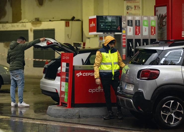 Unha persoa bota gasolina do chafariz dunha gasolineira/ Eduardo Parra - Europa Press