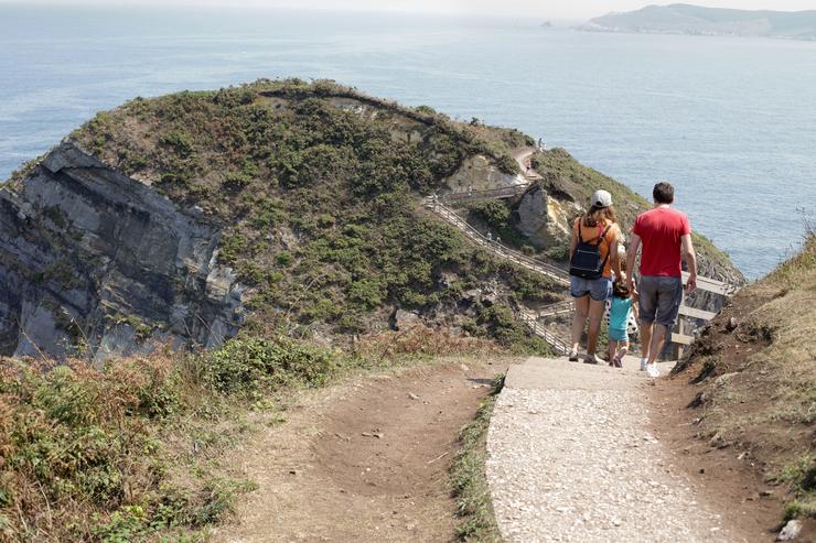 Uns turistas realizan a ruta Punta Socastro ou "O Fuciño do Porco" /  Carlos Castro - Europa Press 