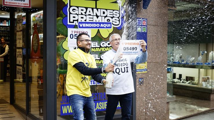 Os responsables do X da Sorte, establecemento de lotaría no Porriño (Pontevedra), celebran vender un décimo de 