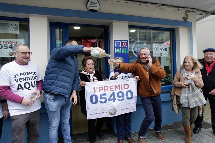 Empregados da administración situada na Avenida de Galicia celebran que venderon parte do número 5490 correspondente ao 