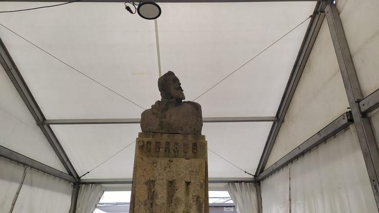 Estatua de Curros Enríquez cuberta por unha carpa en Celanova 